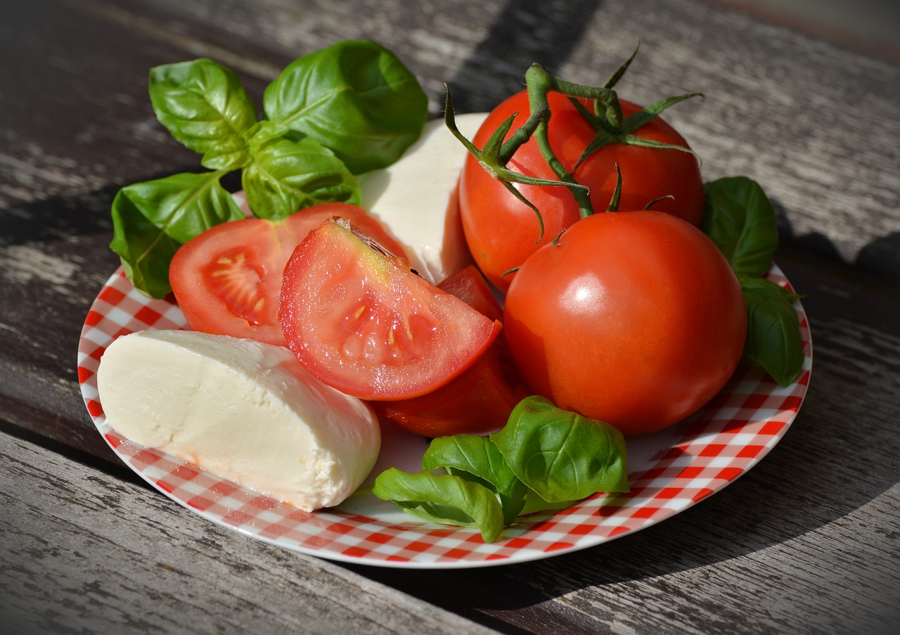 Sałatka ze szpinakiem i suszonymi pomidorami. O czym pamiętać przechodząc na dietę? Sałatka szpinak suszone pomidory