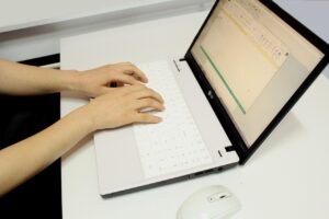 Czy szkolenie BHP przez internet jest ważne? Sprawdź, kiedy jest zgodne z przepisami i dla kogo dostępne